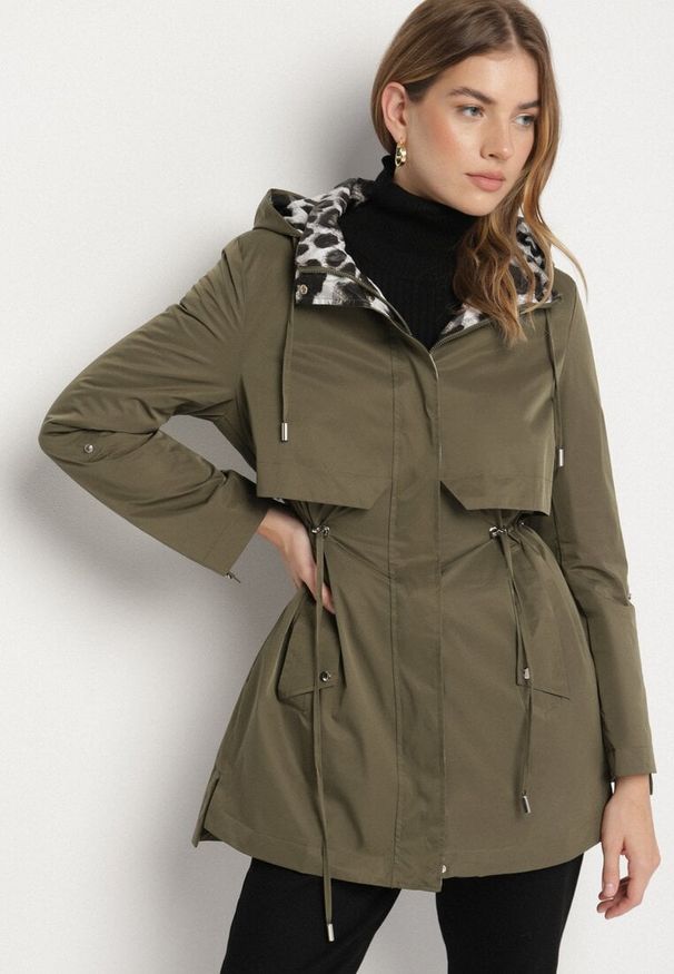 Born2be - Zielona Kurtka w Stylu Parki z Odpinanym Kapturem i Ozdobną Podszewką Ismerife. Okazja: na spacer, na co dzień. Kolor: zielony. Styl: casual