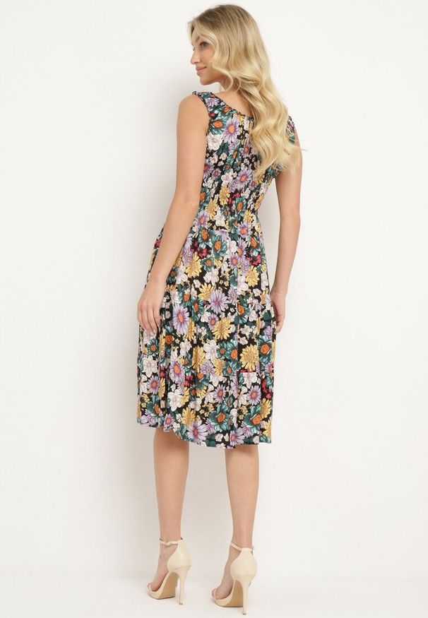 Born2be - Czarno-Żółta Sukienka w Kwiaty na Ramiączkach z Gumką w Talii i Falbankami Ozdobiona Guzikami Zilvia. Okazja: na spacer. Typ kołnierza: kołnierz z falbankami. Kolor: czarny. Materiał: tkanina. Długość rękawa: na ramiączkach. Wzór: kwiaty, aplikacja. Sezon: lato. Styl: elegancki