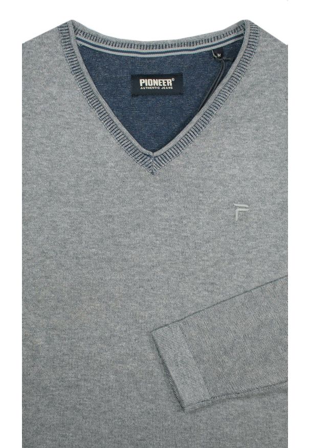 Lekki, Bawełniany Sweter Męski Pioneer - V-neck - popielaty. Okazja: na co dzień. Kolor: szary. Materiał: bawełna. Styl: elegancki, casual