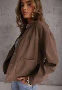 Renee - Brązowa Koszulowa Kurtka z Jeansu z Bawełny z Naszytymi Kieszeniami Giorriane. Okazja: na co dzień. Kolor: brązowy. Materiał: jeans, bawełna. Wzór: aplikacja. Styl: casual #1