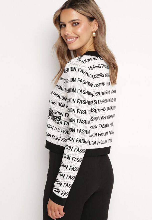 Born2be - Biało-Czarny Kardigan Zapinany na Guziki Ozdobiony Napisami Raeliana. Kolor: biały. Wzór: napisy, aplikacja