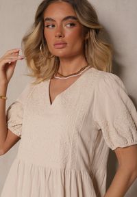 Renee - Jasnobeżowa Rozkloszowana Sukienka z Bawełny w Stylu Boho z Haftowanymi Zdobieniami Lannilsa. Typ kołnierza: dekolt w kształcie V. Kolor: beżowy. Materiał: bawełna. Wzór: aplikacja, haft. Styl: boho