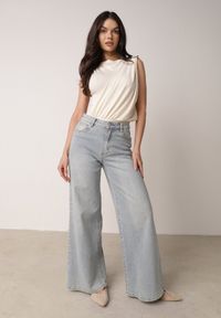 Born2be - Beżowe Marszczone Body z Dekoltem Łódka i Ozdobną Aplikacją na Ramieniu Carlenka. Okazja: na co dzień, na spotkanie biznesowe. Typ kołnierza: dekolt w łódkę. Kolor: beżowy. Materiał: materiał. Wzór: aplikacja. Styl: casual, biznesowy, wizytowy #5