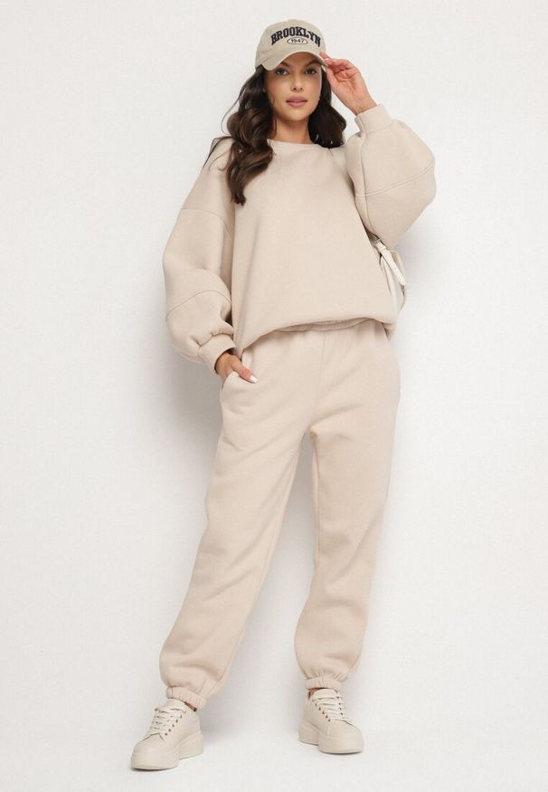 Born2be - Beżowy Komplet Dresowy Bluza i Joggery Podszyte Polarem Zibea. Kolor: beżowy. Materiał: dresówka, polar