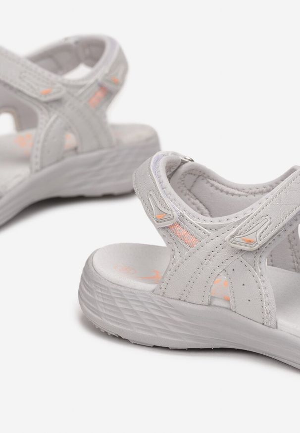 Born2be - Szare Sandały Typhyne. Zapięcie: rzepy. Kolor: szary. Materiał: skóra. Styl: sportowy