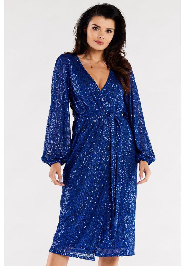 Awama - Kopertowa Sukienka Midi z Cekinami - Niebieska. Kolor: niebieski. Materiał: poliester, elastan. Typ sukienki: kopertowe. Długość: midi