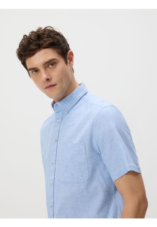 Reserved - Koszula regular z lnem - jasnoniebieski. Kolor: niebieski. Materiał: len