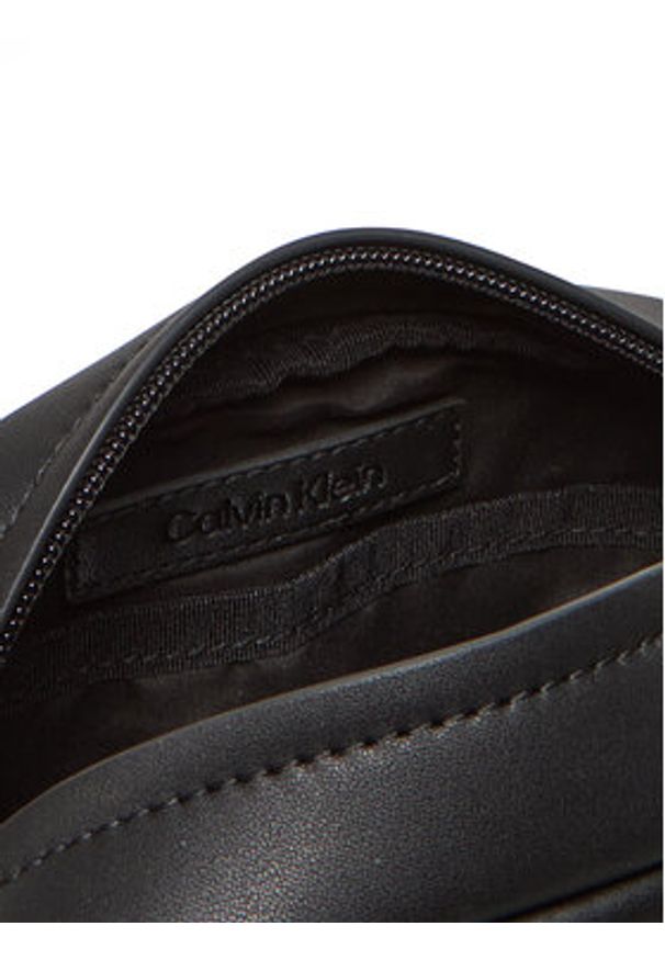 Calvin Klein Saszetka Ck Must Mono Reporter S LV04D3089G Czarny. Kolor: czarny. Materiał: skóra