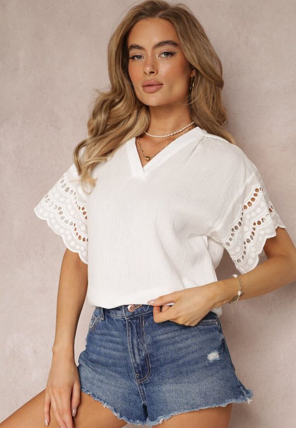 Renee - Biała Bluzka z Ażurowymi Wstawkami na Rękawach Atrina. Kolor: biały. Materiał: jeans. Wzór: ażurowy