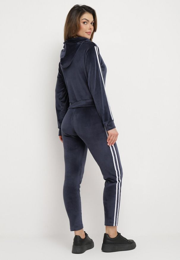 Born2be - Granatowy Welurowy Komplet Dresowy 2-Częściowy z Lampasami Bluza i Spodnie Atiriv. Kolor: niebieski. Materiał: welur, dresówka