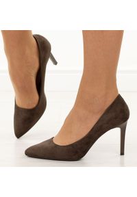 Czekoladowe szpilki damskie Sergio Leone 1339. Okazja: na wesele, na imprezę, na ślub cywilny. Kolor: brązowy. Materiał: zamsz. Szerokość cholewki: normalna. Obcas: na szpilce. Styl: elegancki, klasyczny, wizytowy #1
