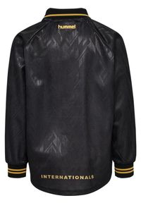 Dziecięcy dżersej z długim rękawem Hummel Bay Loose. Typ kołnierza: polo. Kolor: czarny. Materiał: jersey. Długość rękawa: długi rękaw. Długość: długie. Styl: młodzieżowy #2