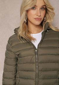 Renee - Ciemnozielona Kurtka Pikowana Jyva. Kolekcja: plus size. Kolor: zielony. Materiał: materiał, tkanina. Długość rękawa: długi rękaw. Długość: długie. Sezon: zima, jesień #3