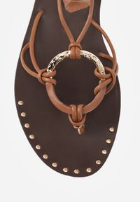 Born2be - Brązowe Wiązane Sandały Rzymianki o Fasonie Japonek z Metaliczną Ozdobą Cricketgrass. Okazja: na co dzień. Kolor: brązowy. Materiał: jeans, len, koronka. Wzór: aplikacja. Sezon: lato. Styl: boho, wizytowy, wakacyjny, casual, elegancki #3