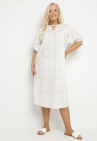 Born2be - Biała Bawełniana Sukienka Oversize z Wiązaniem pod Szyją Tolanea. Kolor: biały. Materiał: bawełna. Długość rękawa: krótki rękaw. Typ sukienki: oversize #1