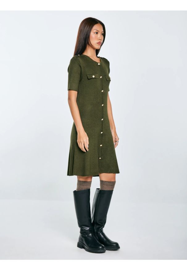 Big-Star - Sukienka damska mini z wiskozy z ozdobnymi guzikami khaki Dilara 303. Kolor: zielony. Materiał: wiskoza. Styl: elegancki. Długość: mini