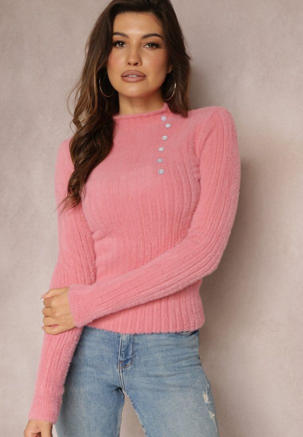 Renee - Różowy Wełniany Sweter z Biżuteryjnymi Guzikami i Dłuższym Włosiem Tuvelio. Kolor: różowy. Materiał: wełna. Długość: długie