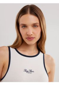 Big-Star - Koszulka damska slim na ramiączkach z kontrastowym wykoŅczeniem biała Arisa 100. Kolor: biały. Materiał: prążkowany, materiał, jeans. Długość rękawa: na ramiączkach. Wzór: haft. Sezon: lato #6