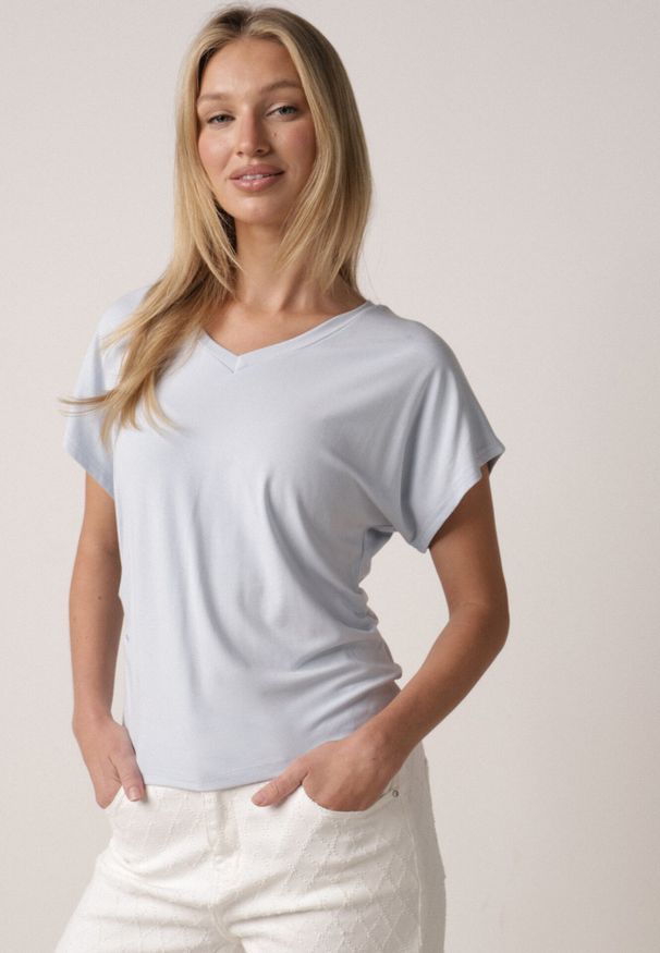 Born2be - Niebieski T-shirt z Wiskozy z Trójkątnym Dekoltem Achiore. Okazja: na co dzień. Kolor: niebieski. Materiał: wiskoza. Styl: casual, klasyczny
