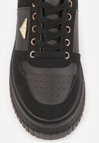 Born2be - Czarne Sneakersy VICES na Grubej Podeszwie z Tłoczeniami Zdobione Aplikacją Cezara. Okazja: na co dzień, do pracy. Kolor: czarny. Materiał: jeans. Wzór: aplikacja #2
