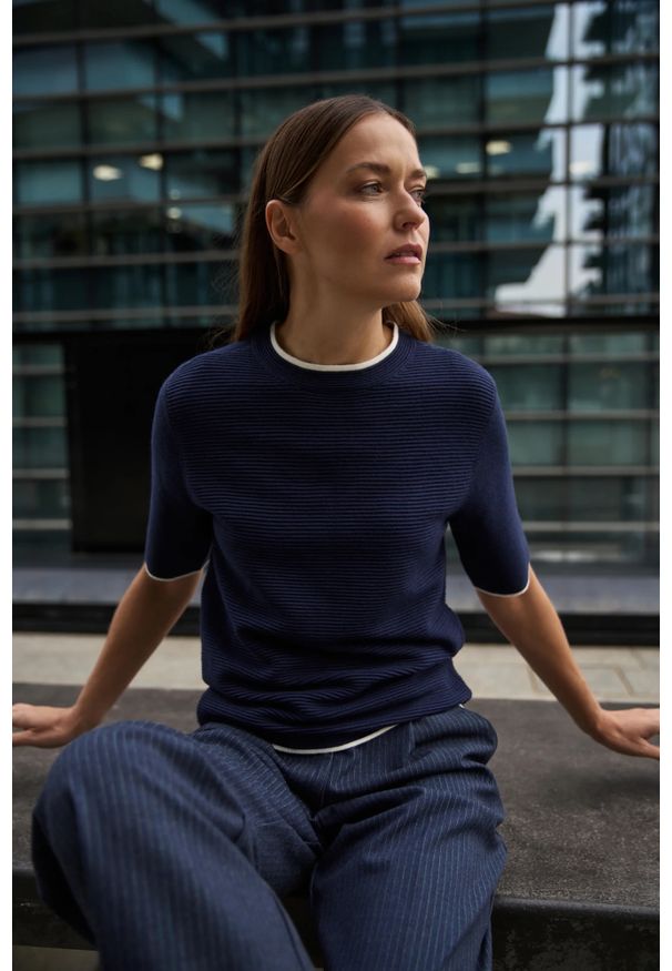 MOODO - Sweter z krótkimi rękawami granatowy. Kolor: niebieski. Materiał: poliester, poliamid, wiskoza. Długość rękawa: krótki rękaw. Długość: krótkie