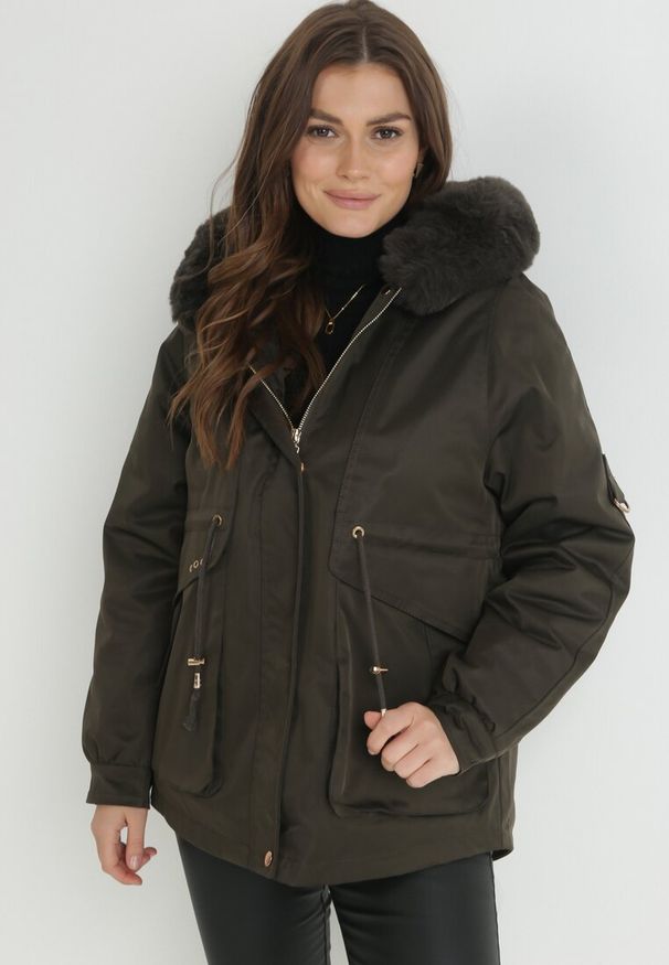 Born2be - Ciemnozielona Kurtka Nylonowa Parka z Odpinanym Futerkiem Beaten. Kolor: zielony. Materiał: nylon, futro. Wzór: aplikacja, paski