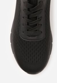 Born2be - Czarne Minimalistyczne Buty Sportowe z Siateczki na Tłoczonej Podeszwie Zanera. Okazja: na co dzień, na spacer. Kolor: czarny. Materiał: jeans. Szerokość cholewki: normalna. Sport: turystyka piesza, fitness, joga i pilates #5
