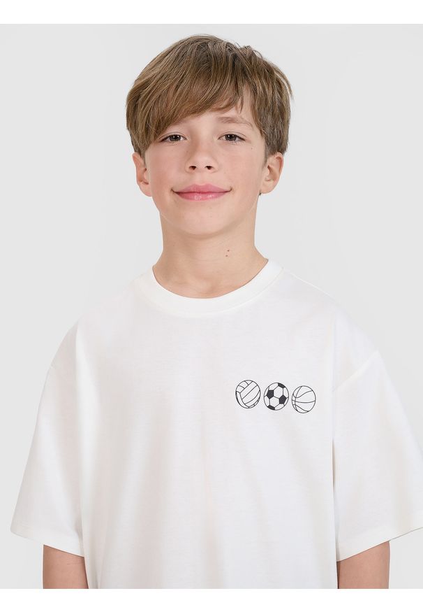 4f - 4F T-shirt oversize z nadrukiem chłopięcy - biały 146 (10-11 lat). Okazja: na co dzień. Kolor: biały. Materiał: dzianina, jersey, bawełna. Długość rękawa: krótki rękaw. Długość: krótkie. Wzór: nadruk. Sezon: lato. Styl: casual, klasyczny, sportowy
