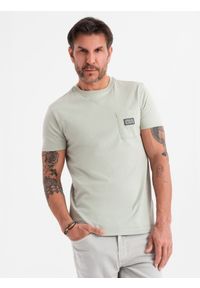 Ombre Clothing - Casualowy męski t-shirt z naszywką na kieszeni – jasnoszary V2 OM-TSCT-0109 - XXL. Okazja: na co dzień. Kolor: szary. Materiał: guma, bawełna, jersey, skóra. Wzór: aplikacja. Styl: casual #7