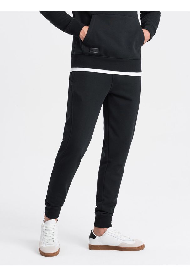 Ombre Clothing - Bawełniane spodnie męskie dresowe joggery BASIC – czarne V9. Okazja: na co dzień. Kolor: czarny. Materiał: dresówka, bawełna. Wzór: aplikacja. Styl: sportowy, casual, elegancki
