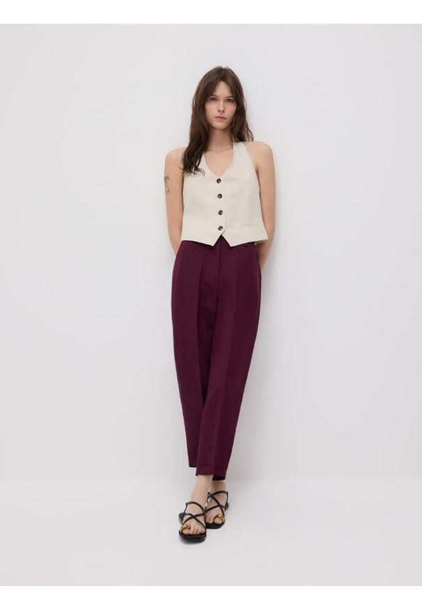 Reserved - Spodnie w kant z lnem - burgundowy. Kolor: czerwony. Materiał: len