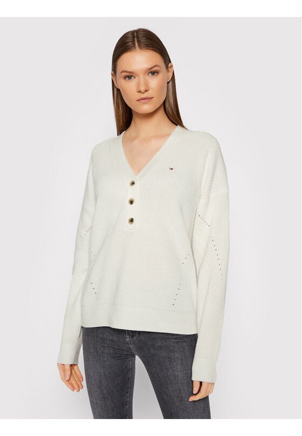 TOMMY HILFIGER - Sweter Tommy Hilfiger. Typ kołnierza: typu henley. Kolor: biały