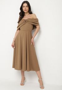 Born2be - Brązowa Rozkloszowana Sukienka z Odsłoniętymi Ramionami i Drapowaniem Odilene. Okazja: na imprezę. Kolor: brązowy. Sezon: lato. Typ sukienki: z odkrytymi ramionami. Styl: elegancki #1