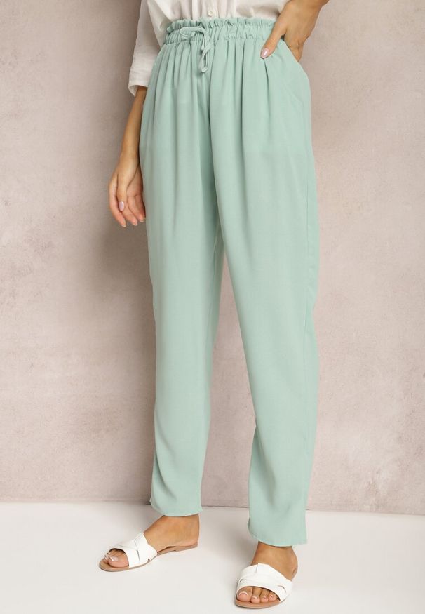 Renee - Jasnozielone Spodnie z Regularną Talią z Gumką i Sznurkiem w Pasie Cerinda. Okazja: na co dzień. Kolor: zielony. Materiał: materiał, satyna. Styl: casual