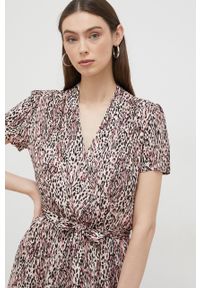 Guess sukienka kolor różowy mini rozkloszowana. Kolor: różowy. Materiał: materiał. Długość rękawa: krótki rękaw. Typ sukienki: asymetryczne, rozkloszowane. Długość: mini #4