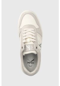 Calvin Klein Jeans sneakersy kolor beżowy. Nosek buta: okrągły. Zapięcie: sznurówki. Kolor: beżowy. Materiał: guma