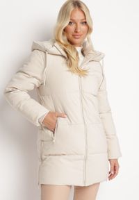 Born2be - Beżowa Kurtka z Szerokim Pikowaniem i Nieodpinanym Kapturem Fanja. Okazja: na co dzień. Kolor: beżowy. Materiał: dzianina, jeans. Długość rękawa: długi rękaw. Długość: długie. Sezon: zima, jesień. Styl: casual #1