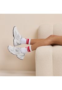 Buty unisex New Balance MR530EMA – białe. Okazja: na co dzień. Kolor: biały. Materiał: skóra, syntetyk, materiał. Szerokość cholewki: normalna. Sezon: lato #3