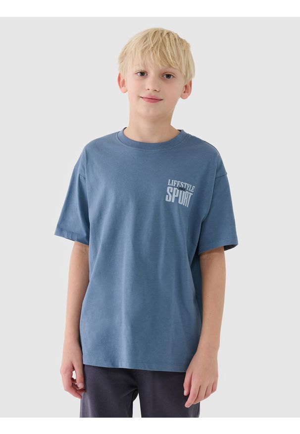4f - 4F T-shirt regular z nadrukiem chłopięcy - granatowy 128 (7-8 lat). Okazja: na co dzień. Kolor: niebieski. Materiał: dzianina, bawełna, jersey. Długość rękawa: krótki rękaw. Długość: krótkie. Wzór: nadruk. Sezon: lato. Styl: klasyczny, sportowy, casual