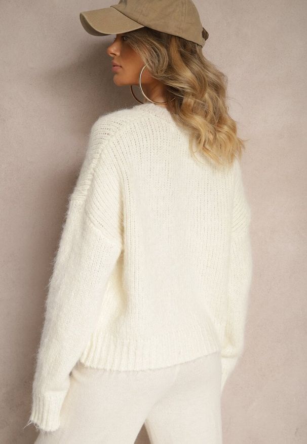 Renee - Jasnobeżowy Sweter z Wełną o Krótkim Kroju z Trójkątnym Dekoltem Savandoria. Okazja: na spacer, na co dzień. Typ kołnierza: dekolt w serek. Kolor: beżowy. Materiał: wełna. Długość: krótkie. Styl: casual