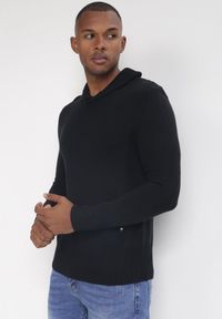 Born2be - Czarny Sweter Cretadus. Kolor: czarny. Materiał: dzianina, jeans. Długość rękawa: długi rękaw. Długość: długie. Wzór: gładki, jednolity. Sezon: jesień, zima. Styl: klasyczny, elegancki #1