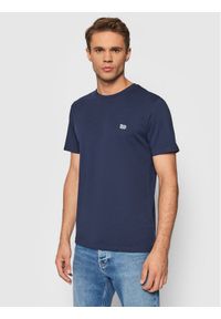 Lee T-Shirt Patch Logo L60UFQ35 112140348 Granatowy Regular Fit. Kolor: niebieski. Materiał: bawełna #1