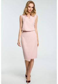Sukienki.shop - Sukienka elegancka ołówkowa do pracy kopertowy dekolt różowa. Okazja: do pracy. Typ kołnierza: dekolt kopertowy. Kolor: zielony, czarny, różowy. Sezon: lato, wiosna. Typ sukienki: ołówkowe, kopertowe. Styl: elegancki