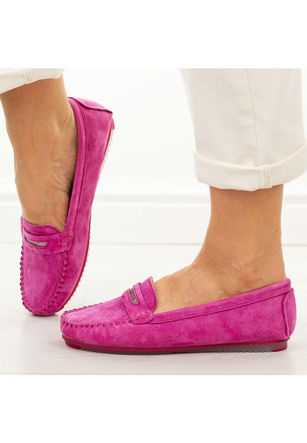 Fuksja skórzane mokasyny damskie S.Barski 7029. Okazja: na co dzień, na spacer. Nosek buta: okrągły. Zapięcie: bez zapięcia. Kolor: różowy. Materiał: skóra, zamsz. Szerokość cholewki: normalna. Sezon: wiosna, lato, jesień. Styl: casual, klasyczny, elegancki