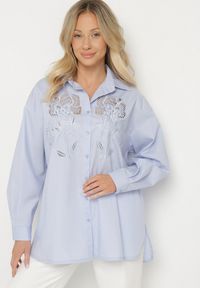 Born2be - Jasnoniebieska Bawełniana Koszula o Kroju Oversize Zdobiona Ażurowymi Wstawkami Vovelle. Okazja: na co dzień. Typ kołnierza: kołnierzyk klasyczny. Kolor: niebieski. Materiał: bawełna. Długość rękawa: długi rękaw. Długość: długie. Wzór: aplikacja, ażurowy. Styl: klasyczny, elegancki, casual #5