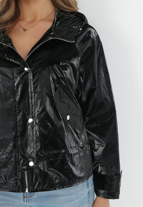 Born2be - Czarna Kurtka Metaliczna Oversize Rennata. Kolor: czarny. Styl: elegancki