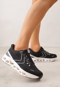 Renee - Czarne Siateczkowe Buty Sportowe na Podeszwie z Otworami Quilvia. Okazja: na co dzień. Kolor: czarny. Materiał: materiał #1