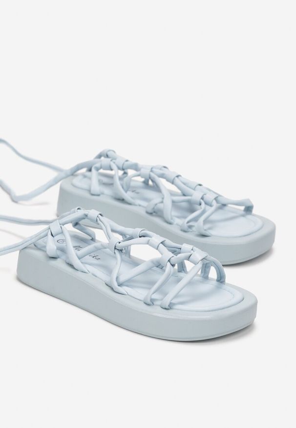 Born2be - Jasnoniebieskie Płaskie Sandały z Wiązaniem przy Kostce Ozlana. Kolor: niebieski