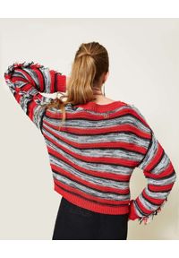 TwinSet - TWINSET - Sweter w paski z frędzlami. Kolor: szary. Materiał: prążkowany. Długość rękawa: długi rękaw. Długość: długie. Wzór: paski #8