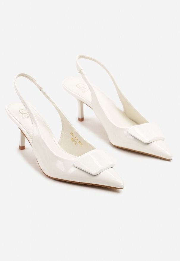 Born2be - Białe Sandały Slingback z Lakierowanym Połyskiem na Obcasie Harilin. Okazja: na co dzień. Nosek buta: szpiczasty. Kolor: biały. Materiał: lakier. Wzór: aplikacja. Obcas: na obcasie. Styl: casual, klasyczny, elegancki. Wysokość obcasa: średni